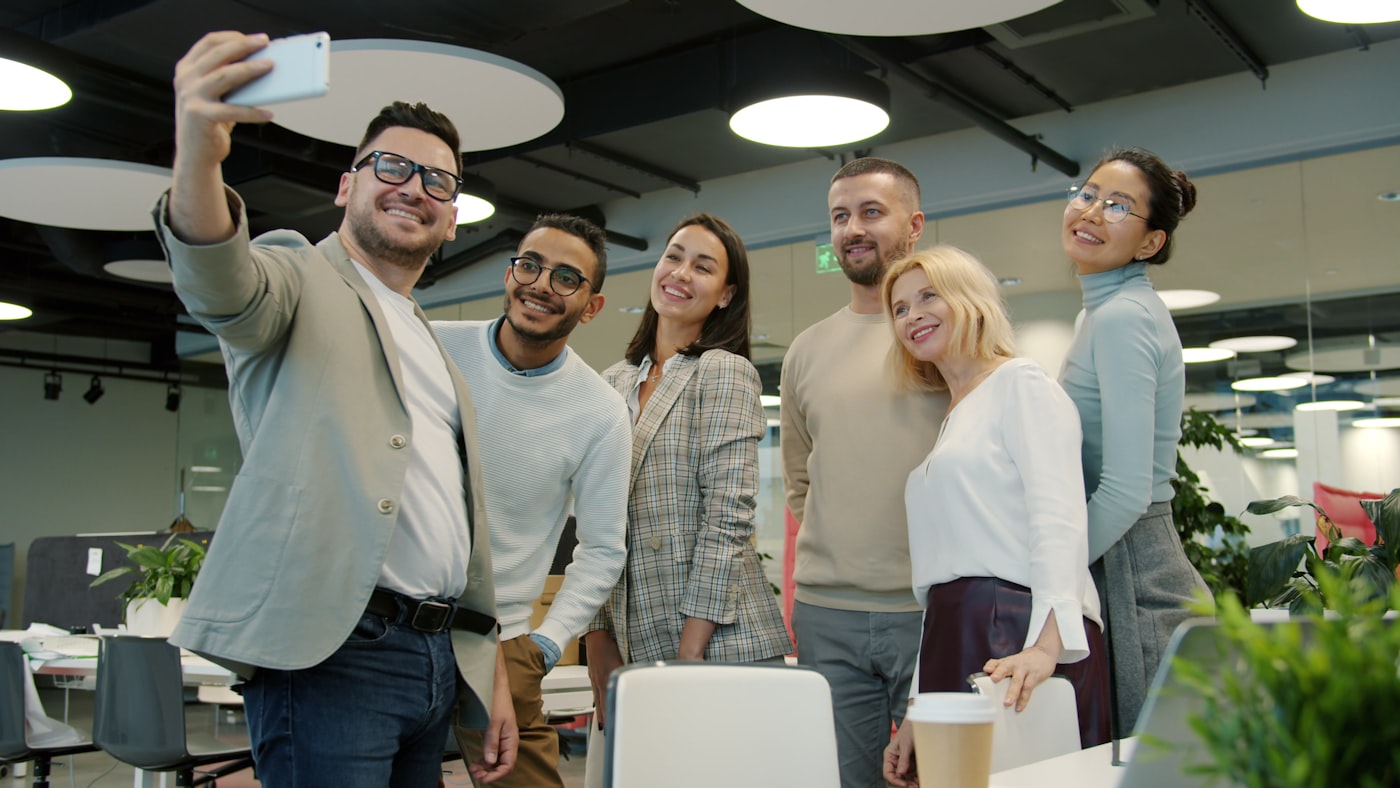 Équipe de jeunes professionnels souriants au bureau